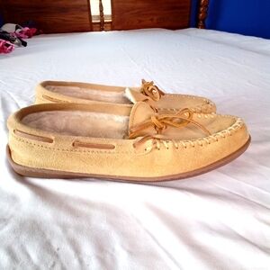 MINNETONKA CALLY 3501 Tan Moccasin Pile Lined Hard Sole Slippers Suede Women’s 8